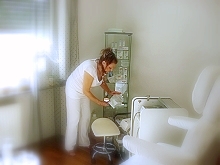 Alicia Fayterna im Fusspflegeraum